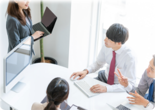 4人のスタッフが会議をする様子