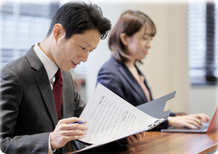 打ち合わせを行う男女